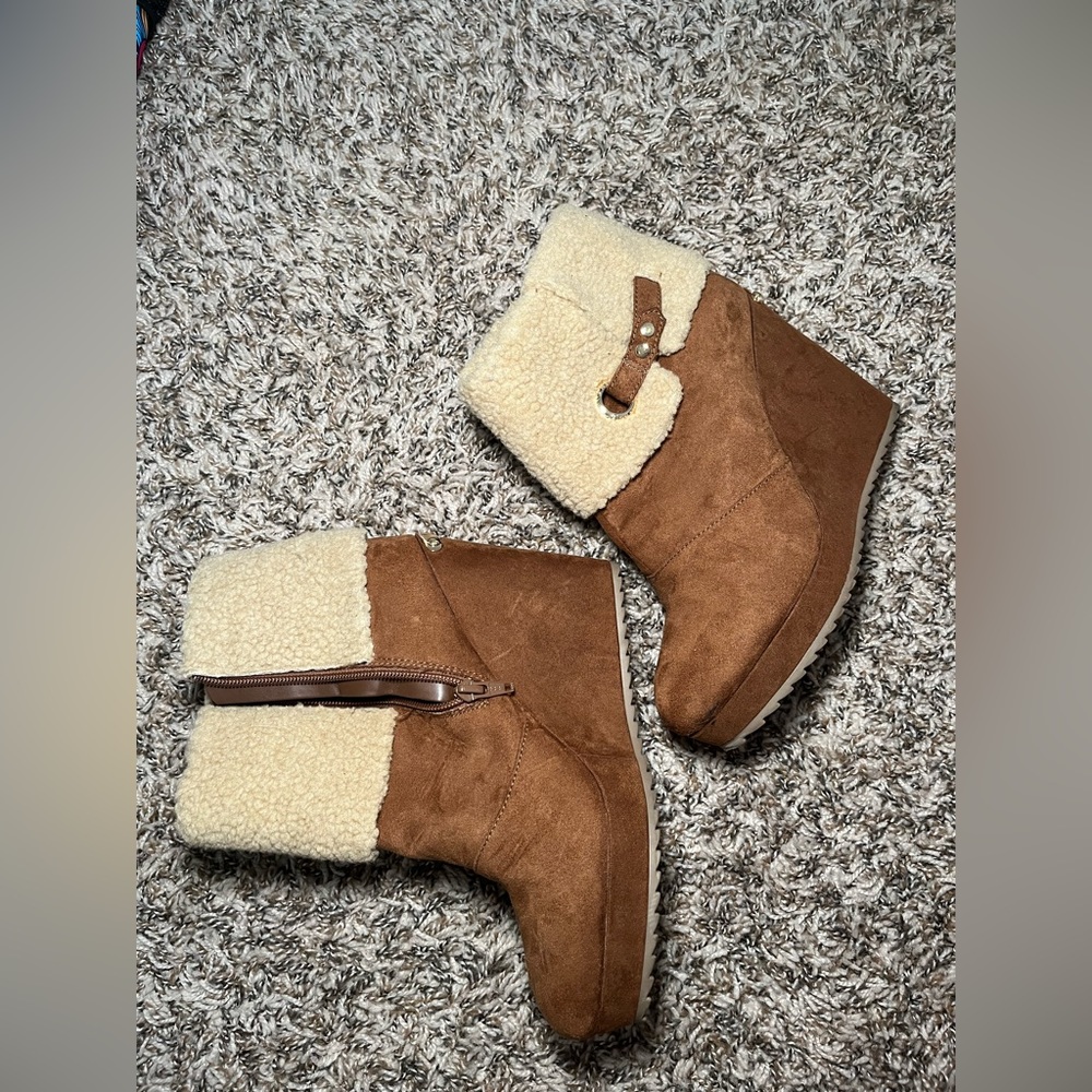 Juicy Couture Fluffy Wedge Boot 9.5 Women’s